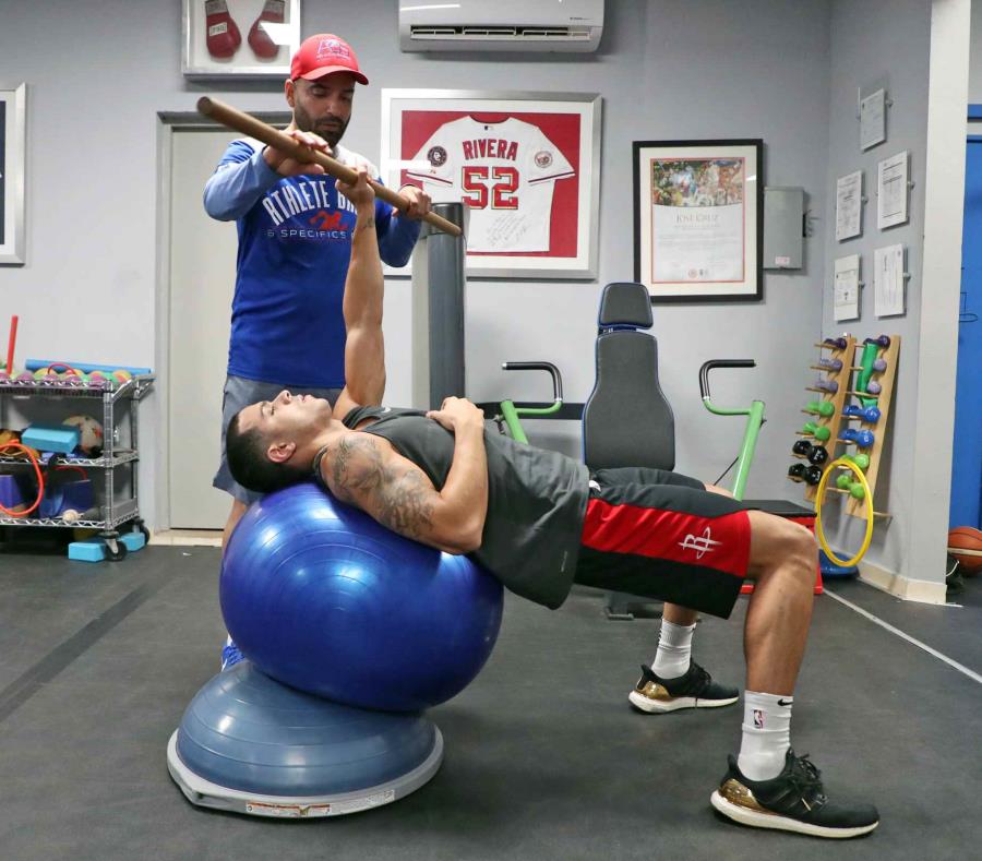 El armador del Equipo Nacional, Ángel Rodríguez, trabaja diariamente con el trainer José Cruz en Guaynabo. (semisquare-x3)