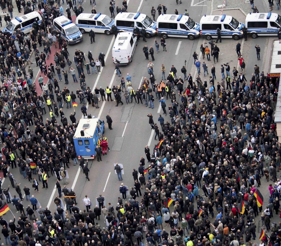Autos policiales bloquean una calle mientras la policía separa a manifestantes de derecha y de izquierda que participaban en manifestaciones contrarias, en Chemnitz, en el este de Alemania, el 1 de septiembre de 2018. (AP) (semisquare-x3)