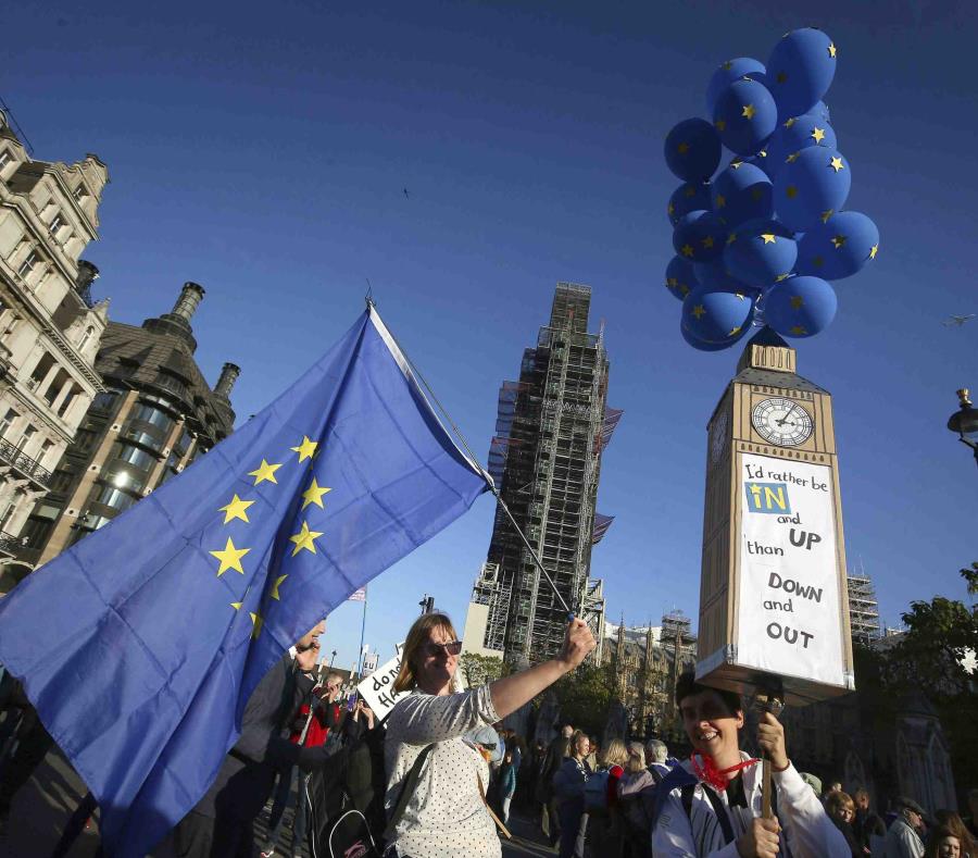 Manifestantes en contra del Brexit protestan cerca del Parlamento en Londres, el sábado 20 de octubre de 2018. (Yui Mok/PA via AP) (semisquare-x3)