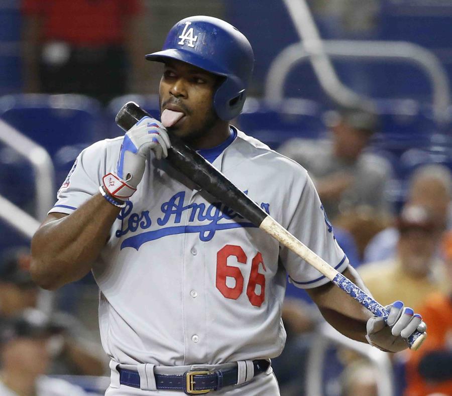 Yasiel Puig lame su bate durante lanzamientos en el partido. (AP) (semisquare-x3)