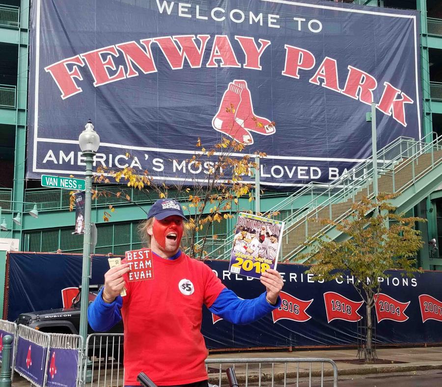 Uno fanático de los Medias Rojas de Boston posa frente al Fenway Park. (AP) (semisquare-x3)