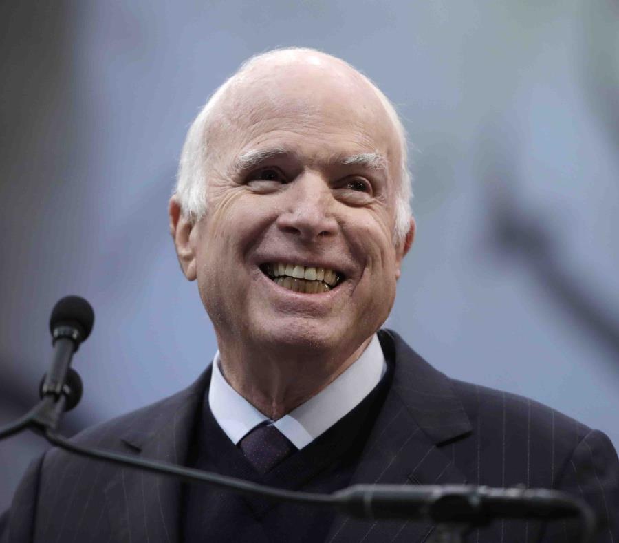 Defienden al senador John McCain