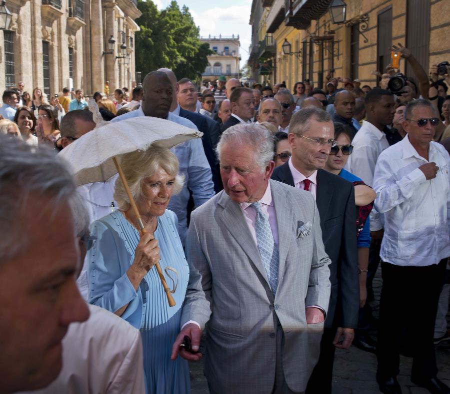 La duquesa Camila de Cornualles y su esposo, el príncipe Carlos de Gales, causaron furor entre la población cubana al recorrer las calles de La Habana Vieja. (AP / Ramón Espinosa) (semisquare-x3)