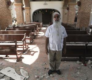 Obispo no logra contener el llanto al visitar la parroquia destruida por el terremoto en Guayanilla