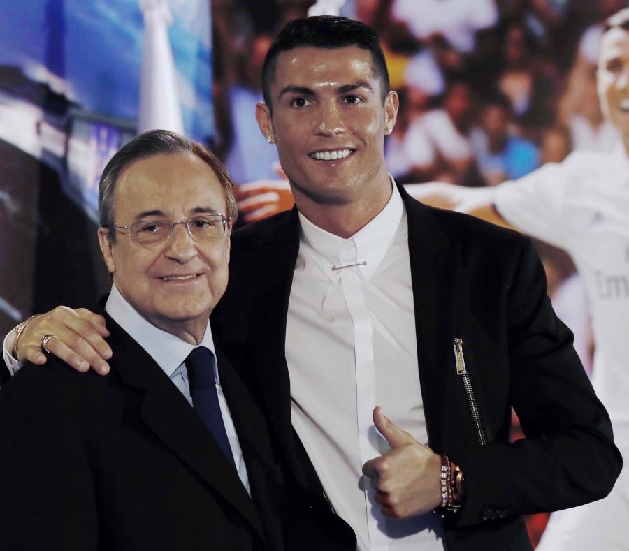 Cristiano Ronaldo, acompañado por el presidente del club, Florentino Pérez. (EFE) (semisquare-x3)