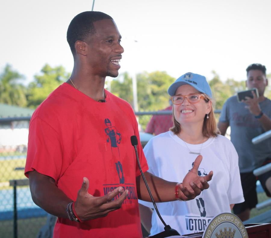 La alcaldesa Carmen Yulín Cruz participó ayer en unas clínicas organizadas por el exjugador de fútbol americano Víctor Cruz en el Parque Central. (semisquare-x3)