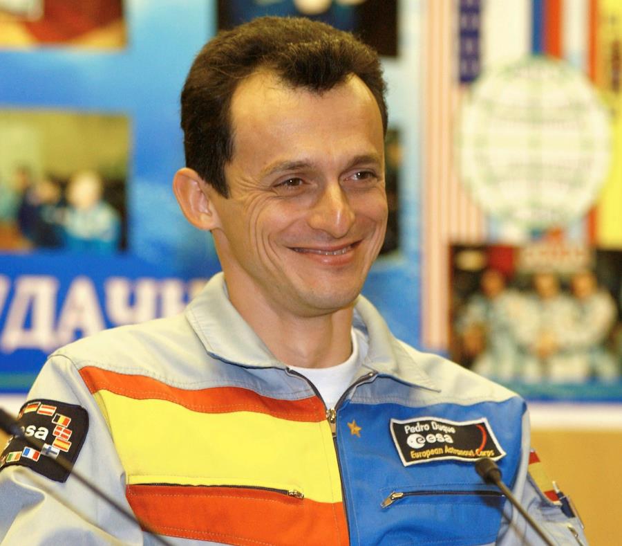 el astronauta español Pedro Duque (semisquare-x3)