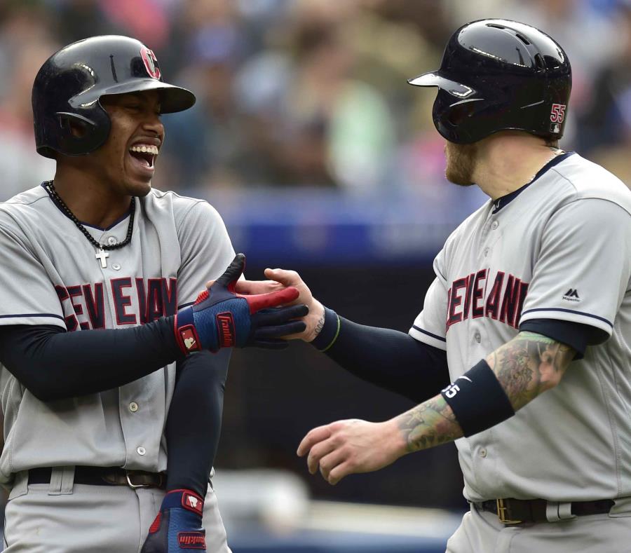 Francisco Lindor felicita a su compatriota Roberto Pérez tras el receptor anotar en la tercera entrada. (AP) (semisquare-x3)