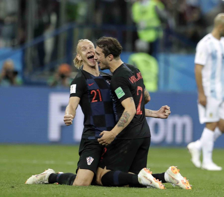 Dos jugadores de Croacia celebran el triunfo. (AP) (semisquare-x3)