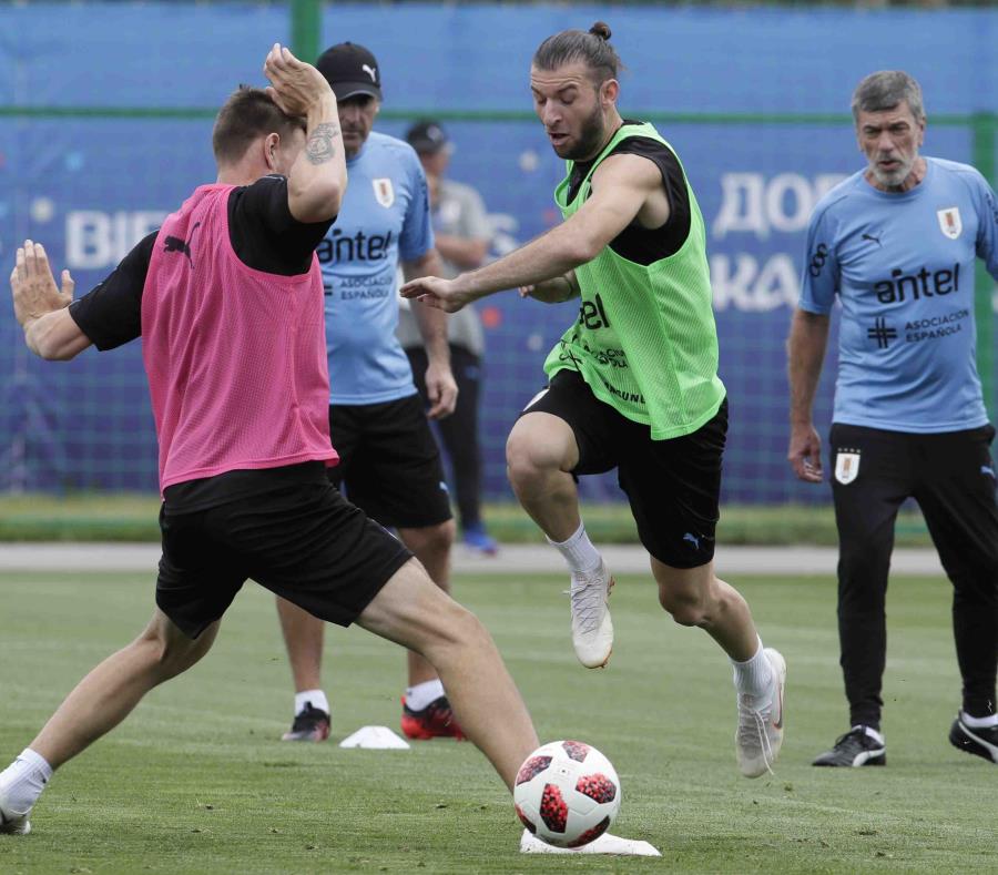 Martín Cáceres (centro) durante el entrenamiento. (AP) (semisquare-x3)