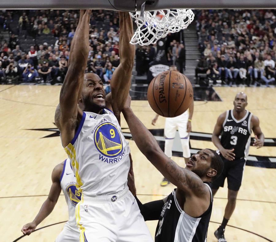El escolta de los Warriors de Golden State, Andre Iguodala, anota por encima del alero de los Spurs de San Antonio, LaMarcus Aldridge, en la primera mitad del juego del domingo 18 de noviembre de 2018 en San Antonio. (AP Foto/Eric Gay) (semisquare-x3)