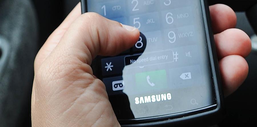 Los teléfonos celulares terminan en las prisiones contrabandeados, traídos clandestinamente por visitantes, lanzados sobre los muros e incluso arrojados por drones. (horizontal-x3)
