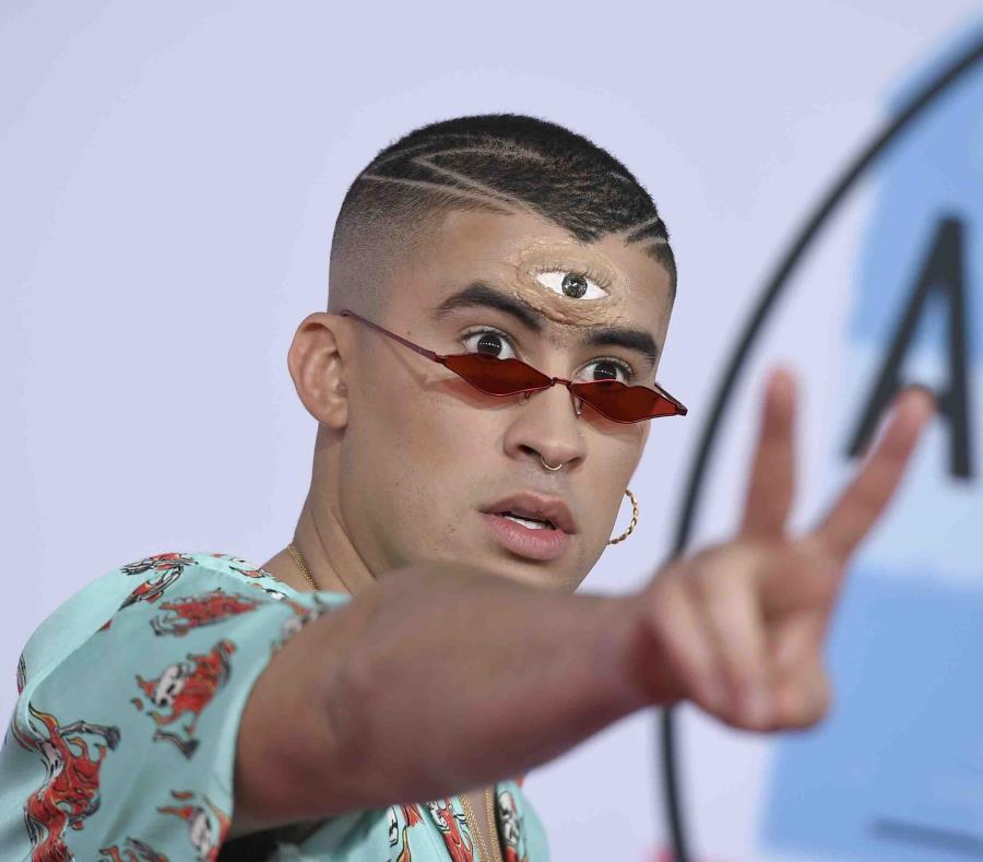 Bad Bunny a su llegada anoche a los American Music Awards. (AP) (semisquare-x3)