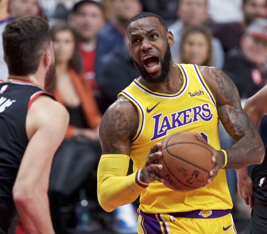 El alero LeBron James, derecha, de los Lakers de Los Ángeles avanza hacia la canasta mientras el pívot bosnio Jusuf Nurkic de los Trail Blazers de Portland intenta detenerlo, en Portland, Oregon, el sábado 3 de noviembre de 2018. (AP) (semisquare-x3)
