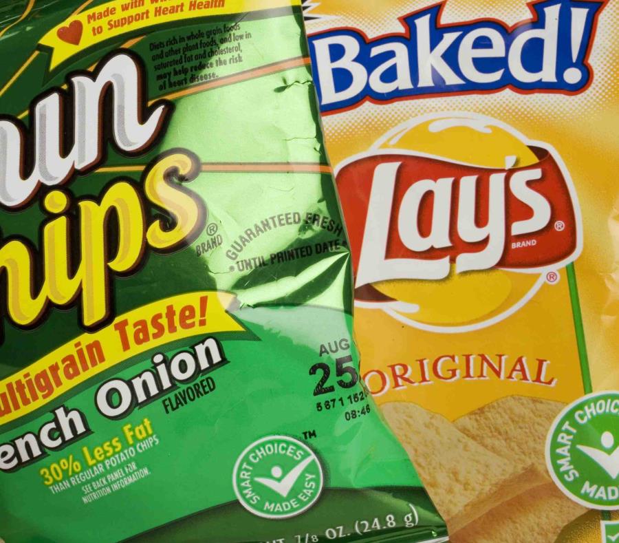 Fotografía de archivo del 15 de junio de 2007 de bolsas de papitas de la división Frito-Lay de PepsiCo mostradas en Nueva York. (AP Foto/Mark Lennihan, Archivo) (semisquare-x3)