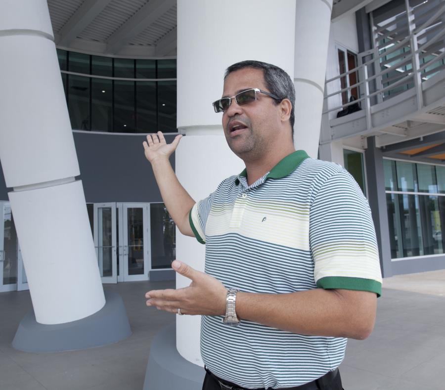 El alcalde de Vega Baja, Marcos Cruz Molina, informó que saldrían de su pueblo el Cuerpo de Investigación Criminal (CIC), la División de Drogas, la División de Vehículos Hurtados y la División de Patrullas de Carreteras. (semisquare-x3)