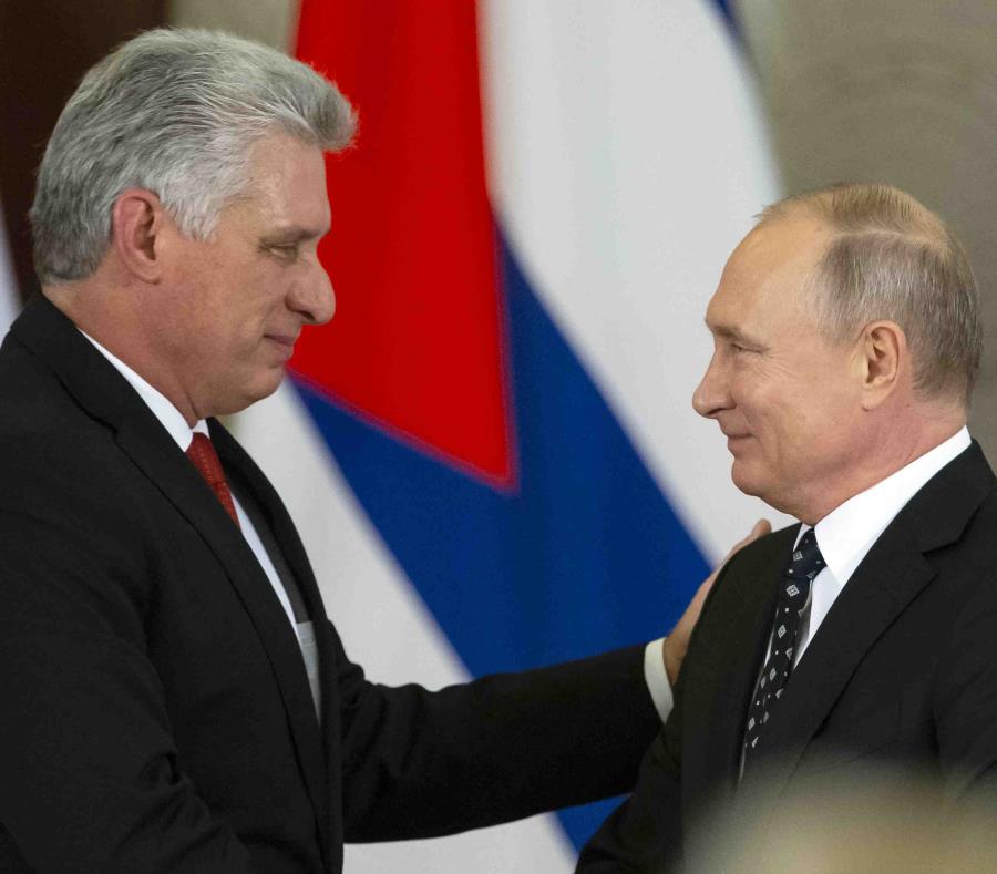 El presidente cubano, Miguel Díaz-Canel, saluda al presidente ruso, Vladimir Putin. (AP / Alexander Zemlianichenko) (semisquare-x3)