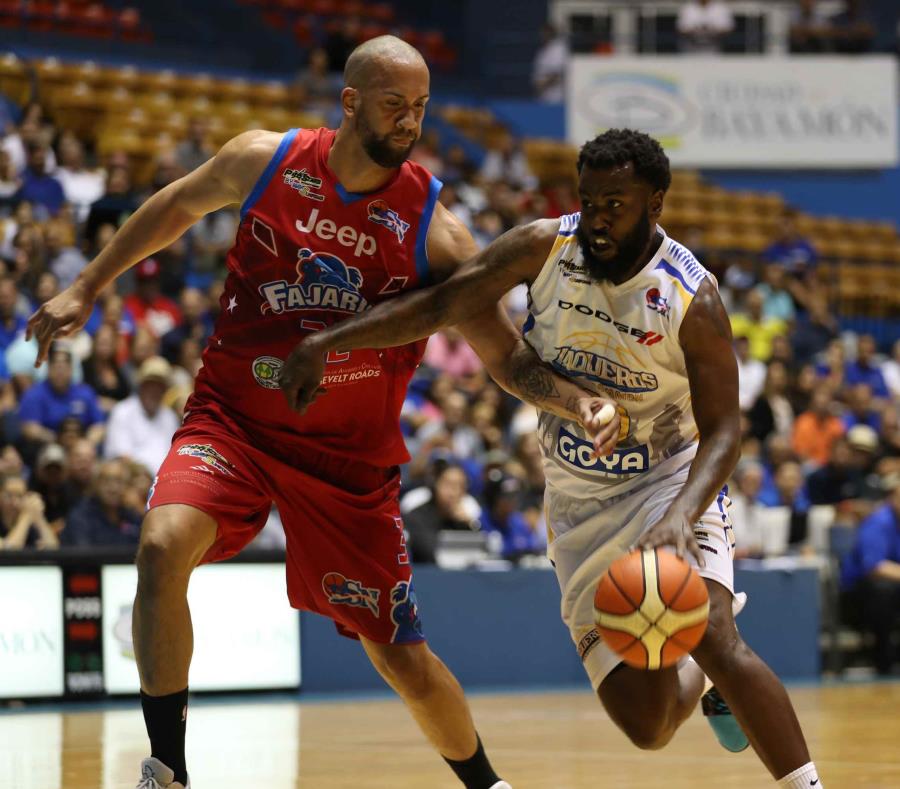 Ricardo Sánchez (izq.) intenta defender una penetración de Dwayne Davis, de los Vaqueros de Bayamón. (semisquare-x3)