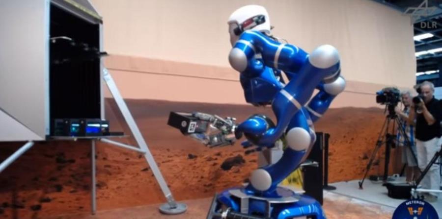 Un astronauta dirigió desde el espacio a un robot en la Tierra (horizontal-x3)