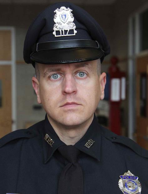 En esta imagen del 10 de diciembre de 2012, el agente de policía de Weymouth, Michael C. Chesna en Weymouth, Massachusetts. (AP) (vertical-x1)