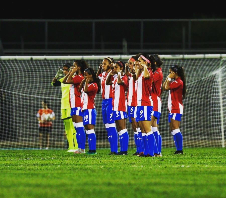 Las jugadoras de Puerto Rico al momento de realizar su protesta antes del amistoso del sábado contra Argentina. (Twitter.com / Nicole Rodríguez) (semisquare-x3)