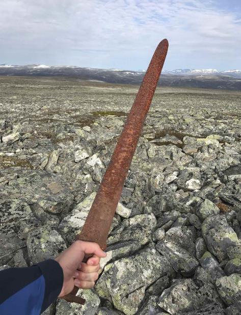 La espada vikinga hallada por Einar Ambakk mientras estaba de cacería con otra persona en Lesja, sur de Noruega. (vertical-x1)