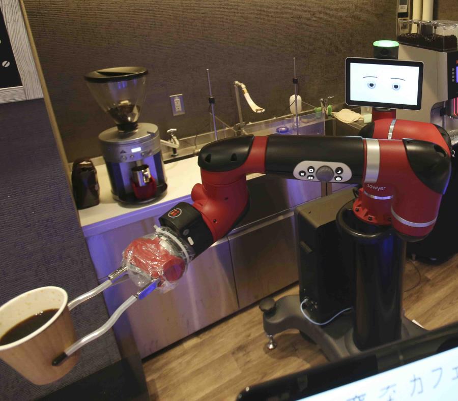 El barista robotizado muele los granos de café, llena un filtro y vierte agua caliente en un vaso de papel para hasta cinco personas al mismo tiempo. (AP) (semisquare-x3)