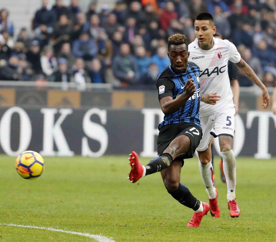El adolescente marfileño Yann Karamoh anota el segundo gol del Inter de Milan en el duelo por la Serie A frente al Boloña. (AP / Antonio Calanni) (semisquare-x3)