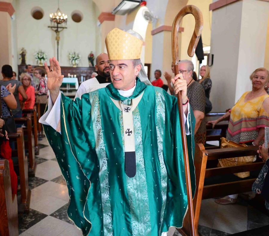 El arzobispo Roberto González Nieves realizó ayer, domingo, una misa en la Parroquia San Mateo de Santurce, cuyas cuentas bancarias fueron embargadas. (semisquare-x3)