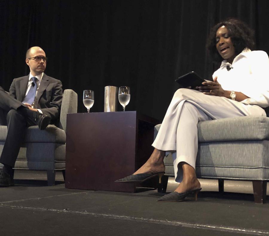 El editor del New York Times, A.G. Sulzberger, izquierda, y Nancy Ancrum, editora de la página editorial del Miami Herald, en la conferencia de directores editoriales de Associated Press en Austin, Texas, el martes 11 de septiembre de 2018 (semisquare-x3)