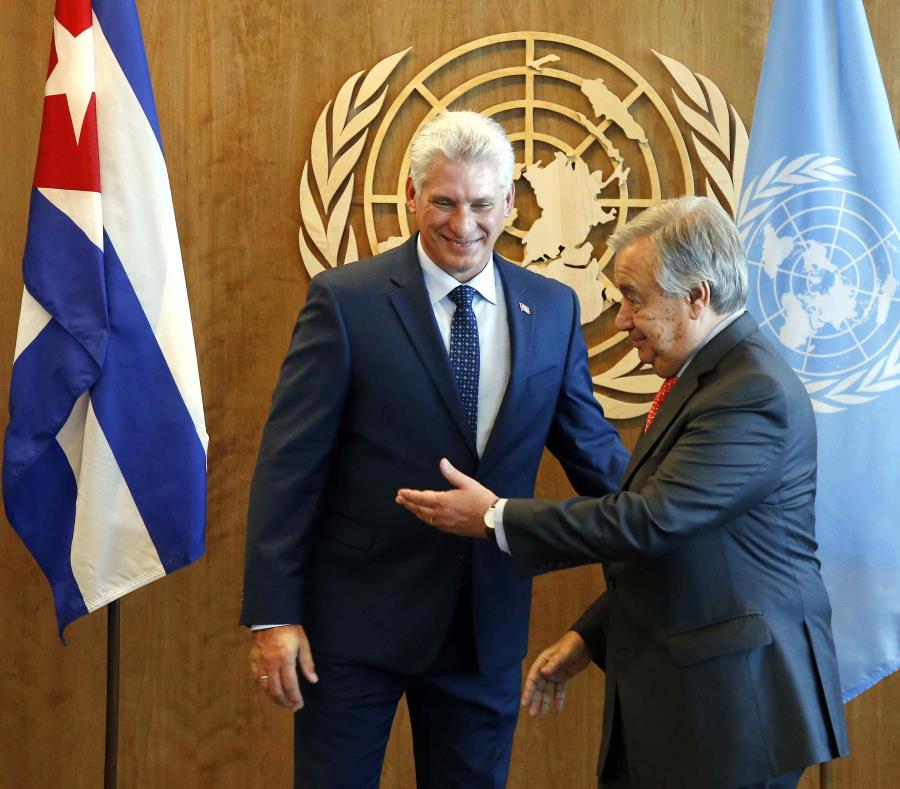 El presidente cubano Miguel Díaz-Canel Bermúdez conversa con el secretario general de la ONU, Antonio Guterres. (AP / Jason DeCrow) (semisquare-x3)