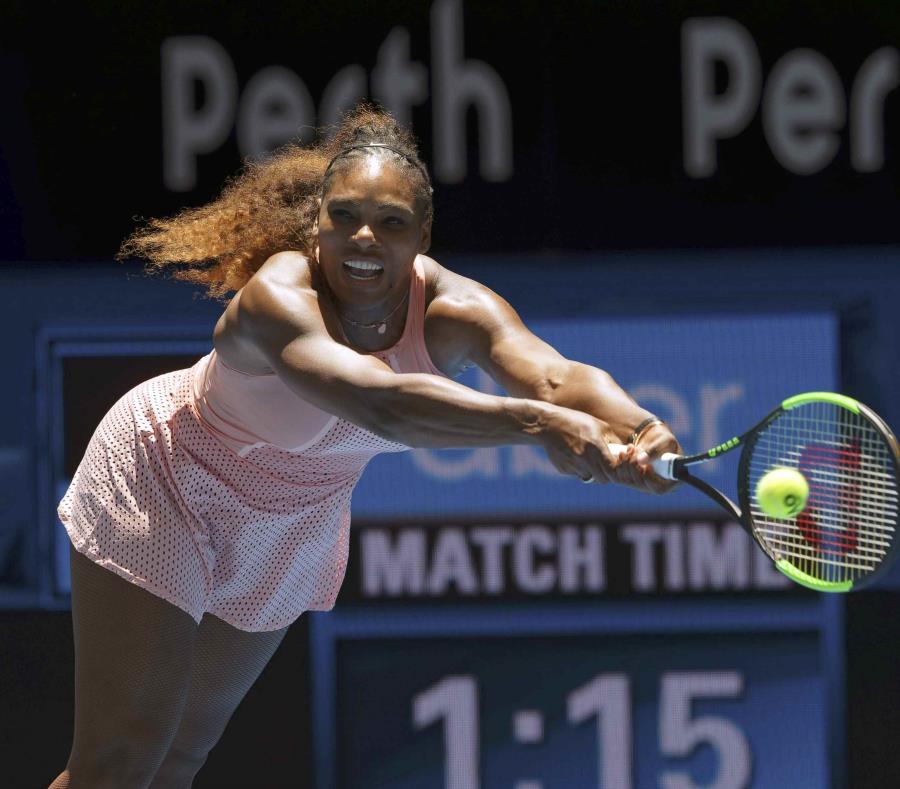 La tenista estadounidense Serena Williams devuelve una pelota durante su partido contra la británica Katie Boulter en la Copa Hopman, en Perth, Australia, el 3 de enero de 2019 (semisquare-x3)