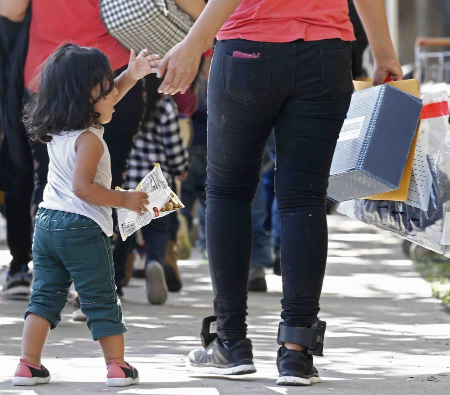 Familias migrantes son procesadas en la Estación Central de Autobuses antes de ser trasladadas a Caridades Católicas en McAllen, Texas. (EFE) (semisquare-x3)