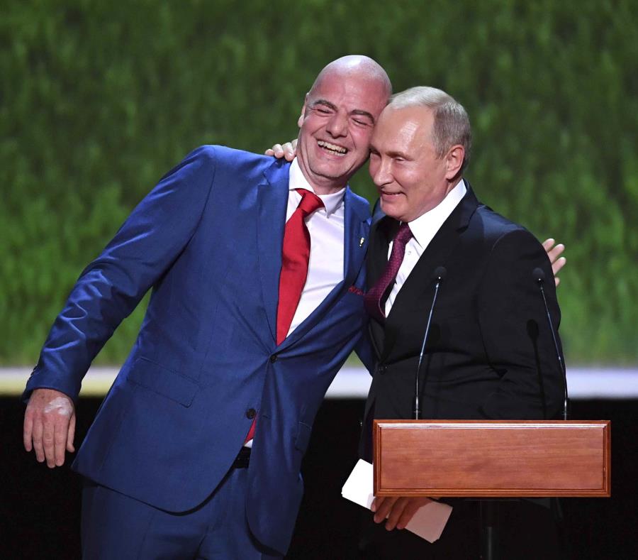 Gianni Infantino, presidente de la FIFA, y Vladimir Putin, presidente de Rusia, se abrazan durante la gala de clausura del Mundial. (AP) (semisquare-x3)