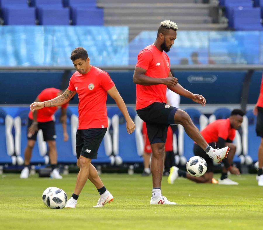 Kendall Waston, a la derecha, en un reciente entrenamiento de Costa Rica en Rusia. (AP/Vadim Ghirda) (semisquare-x3)