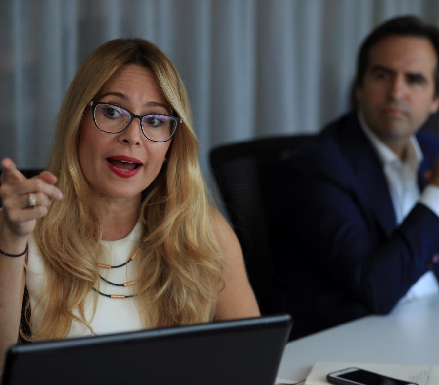 Ella Woger Nieves, gerente de operaciones de Invest PR, junto a Ricardo Álvarez Díaz, miembro de la junta de la entidad. (semisquare-x3)