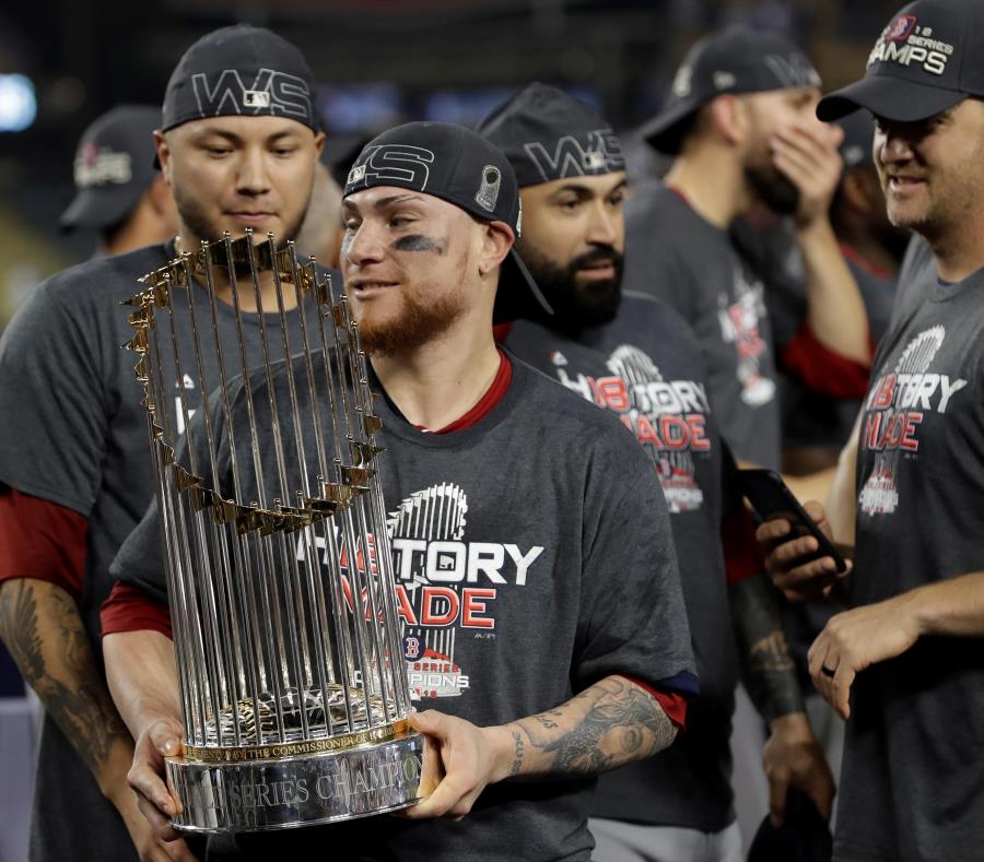 Christian Vázquez sostiene el trofeo de campeón de la Serie Mundial tras el memorable triunfo de sus Medias Rojas de Boston. (AP / David J. Phillip) (semisquare-x3)