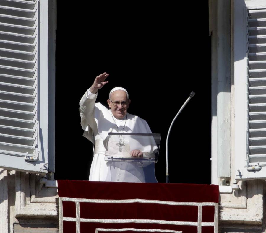El papa Francisco saluda desde la Plaza de San Pedro. (semisquare-x3)
