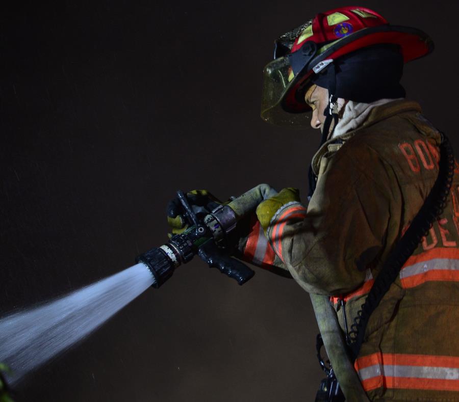 El Cuerpo de Bomberos de Caguas controlaron y extinguieron el fuego. (GFR Media) (semisquare-x3)