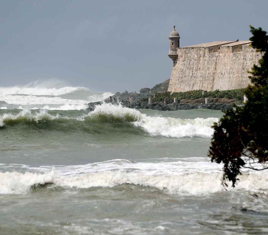 Imagen de aarchivo de marzo de 2018 donde se ven grandes olas golpeando una de las garitas del Castillo San Felipe del Morro. (GFR Media) (semisquare-x3)
