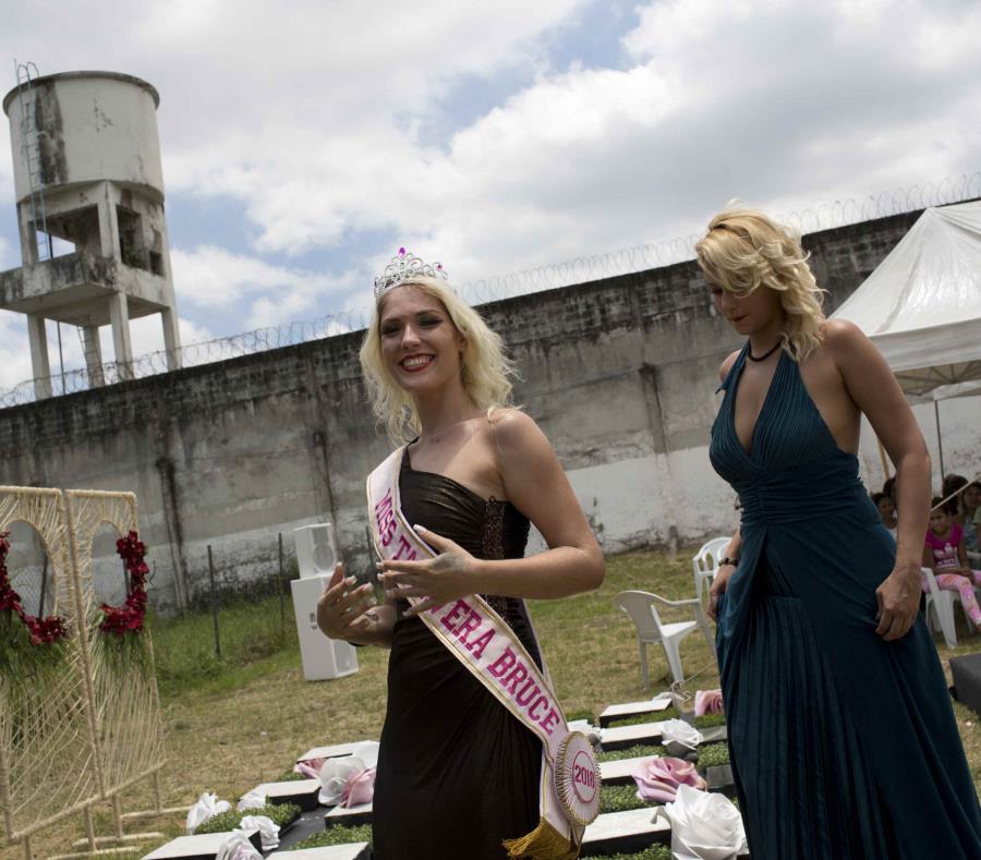 Inmate Veronica Verone fue coronada como Miss Talavera Bruce. (AP) (semisquare-x3)