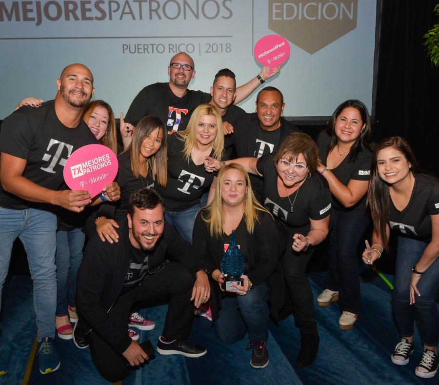 El equipo de T-Mobile posa con su premio del primer lugar en la categoría de Empresas Grandes. (Enid M. Salgado Mercado / Especial El Nuevo Día) (semisquare-x3)