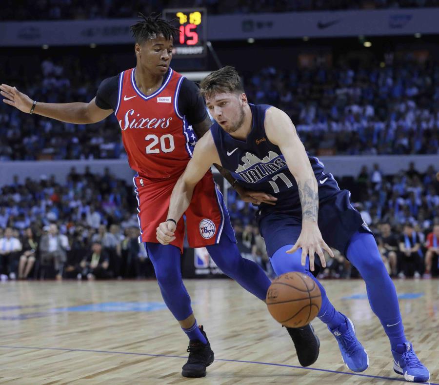 Luka Doncic, con el balón, sumó 15 puntos por los Mavericks. (AP) (semisquare-x3)