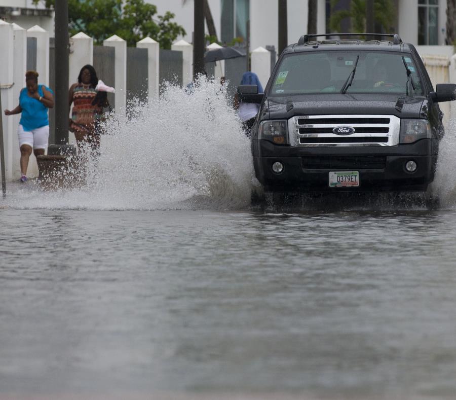 Dos mujeres caminan por una zona inundada. (GFR Media) (semisquare-x3)