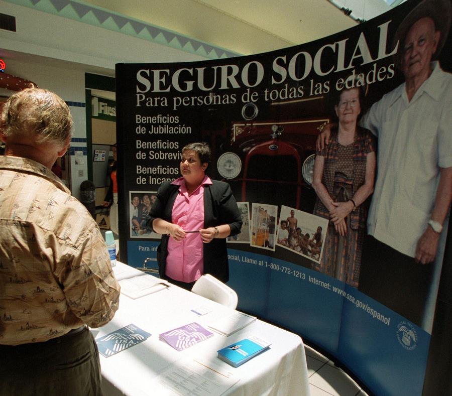 Varias personas reciben orientación del Seguro Social en una estación que se ubicó en el centro comercial Las Catalinas Mall, en Caguas. (GFR Media) (semisquare-x3)