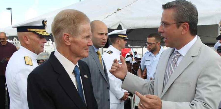 Bill Nelson junto a García Padilla durante una de las visitas a Puerto Rico en el 2015. (GFR Media) (horizontal-x3)