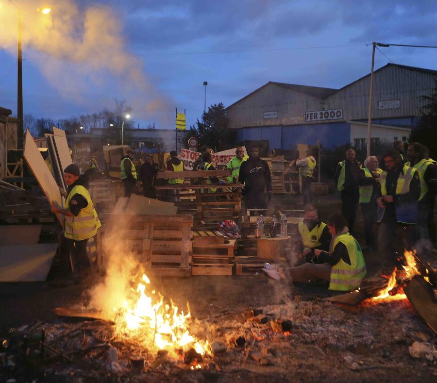 La foto de archivo del 5 de diciembre de 2018 muestra una barricada erigida por