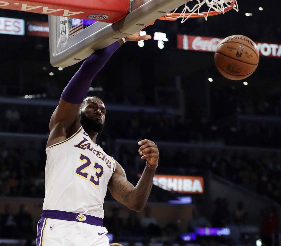 El jugador de los Lakers de Los Ángeles LeBron James (23) encesta durante su juego contra los Hawks de Atlanta el domingo 11 de noviembre de 2018, en Los Ángeles. (AP) (semisquare-x3)