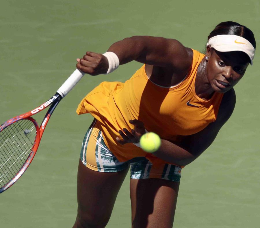 Sloane Stephens realiza un saque durante el partido. (AP) (semisquare-x3)
