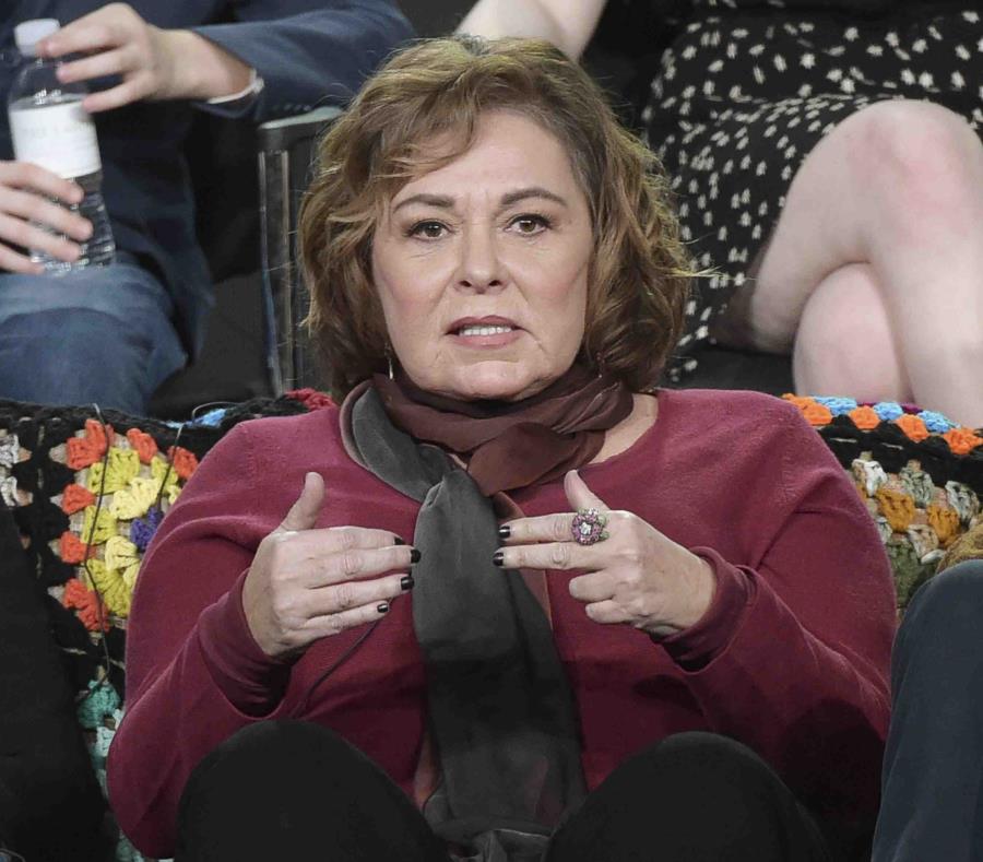 En esta foto del 8 de enero del 2018, Roseanne Barr participa en una conferencia sobre su serie